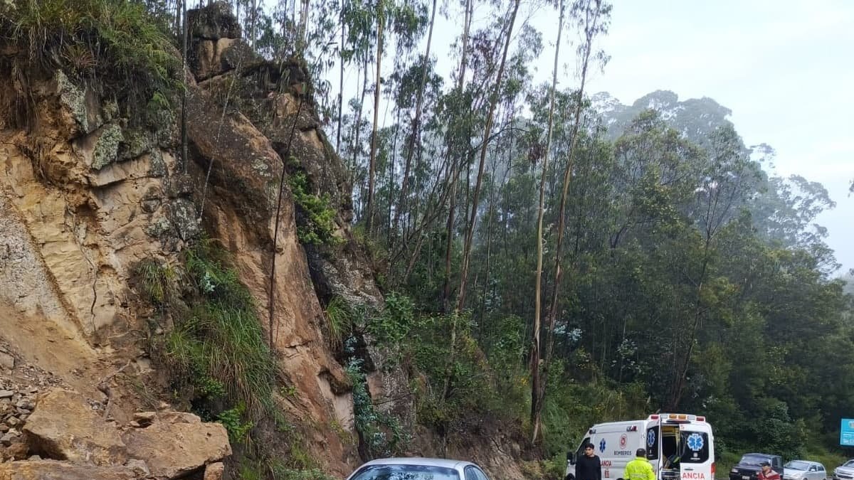 Dos personas resultaron heridas cuando su vehículo fue impactado por grandes rocas.