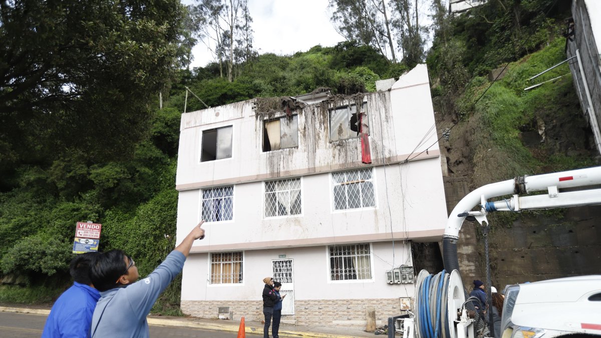 La mañana de este 7 de abril los trabajos de limpieza en Guápulo continuaban.