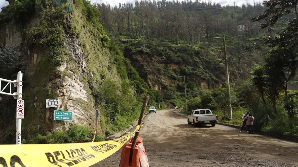 Un deslizamiento de tierra se registró entre la av. Simón Bolívar y Guápulo.