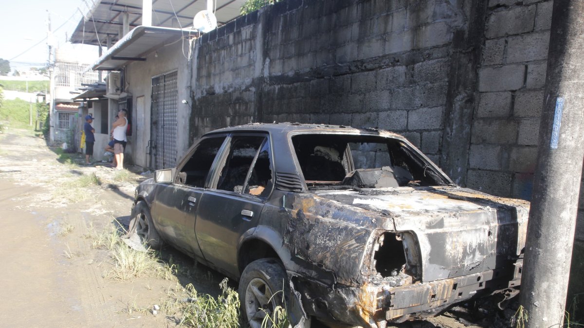 El atentado dejó varios vehículos incinerados
