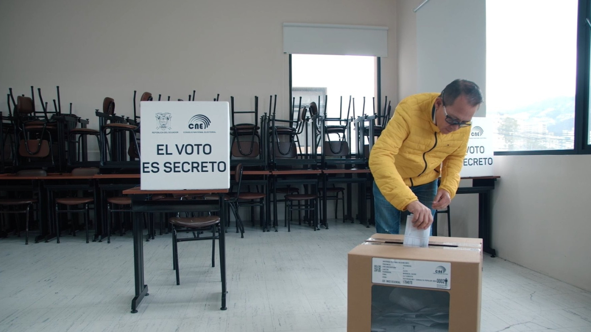 Ciudadano ejerce su derecho al voto.