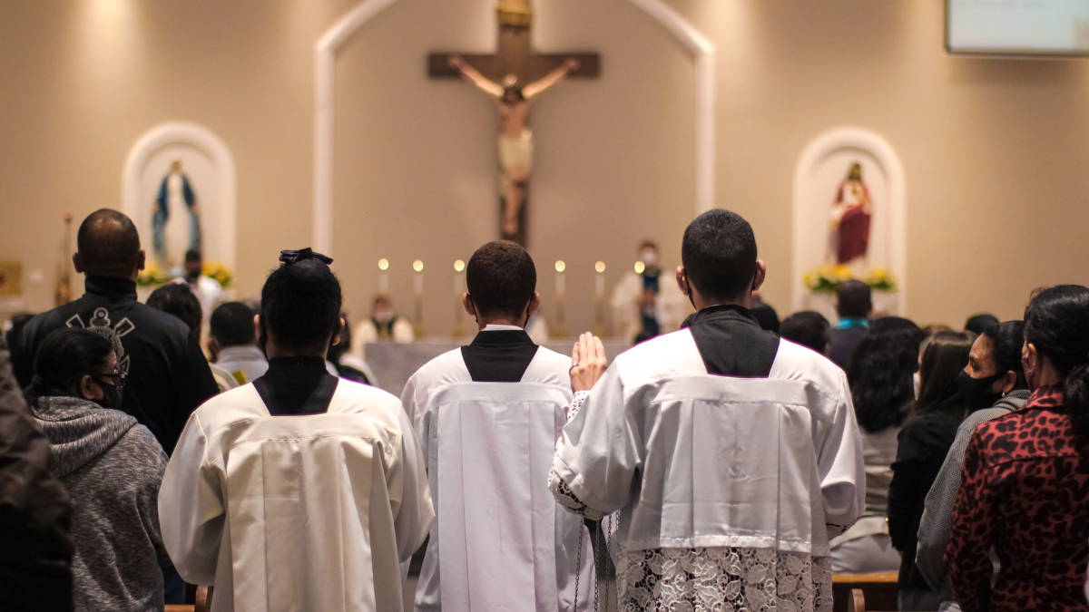 Fieles se preparan para participan de la Semana Santa en Ecuador
