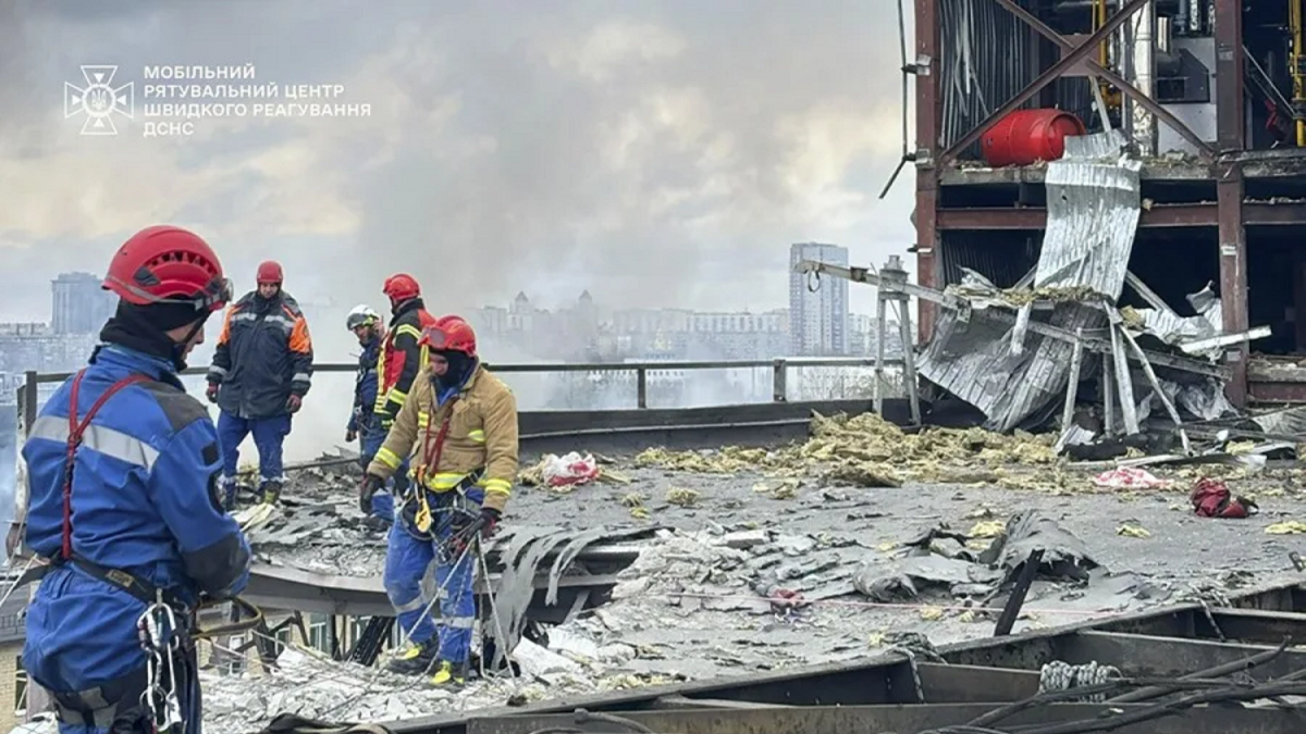 Socorristas ucranianos trabajan en medio de estructuras destruidas tras ataques rusos.