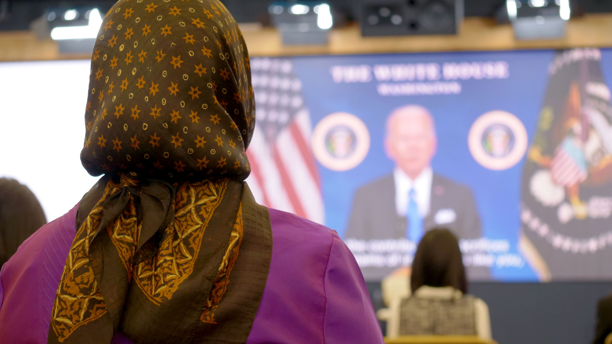 Nuevos ciudadanos observan el mensaje de felicitación del ex-presidente estadounidense en las oficinas centrales de USCIS
