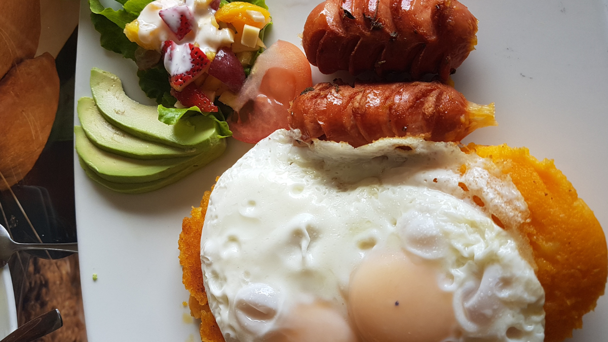 El llapingacho, un clásico de la gastronomía ecuatoriana, se destaca entre los 50 mejores platos de comida callejera del mundo, destacando por su sabor y autenticidad.