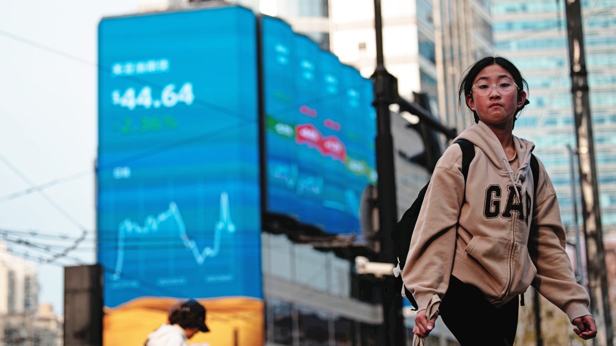 En Shanghai (China) la bolsa bajó 7,34 %, este lunes 7 de abril de 2025, como efecto de los aranceles globales que ha puesto Estados Unidos.