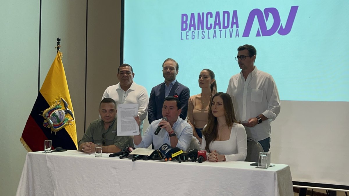 La bancada oficialista prepara documentación para denunciar al Municipio de Guayaquil por el mal tratamiento del agua potable ante la Fiscalía; anuncian fiscalización en la Asamblea Nacional.