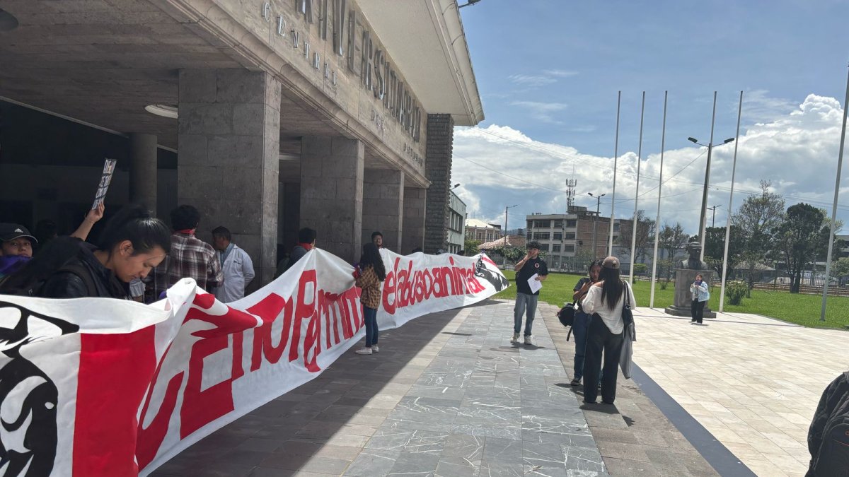 En los exteriores del Teatro Universitario se congregaron decenas de jóvenes este 7 de abril.