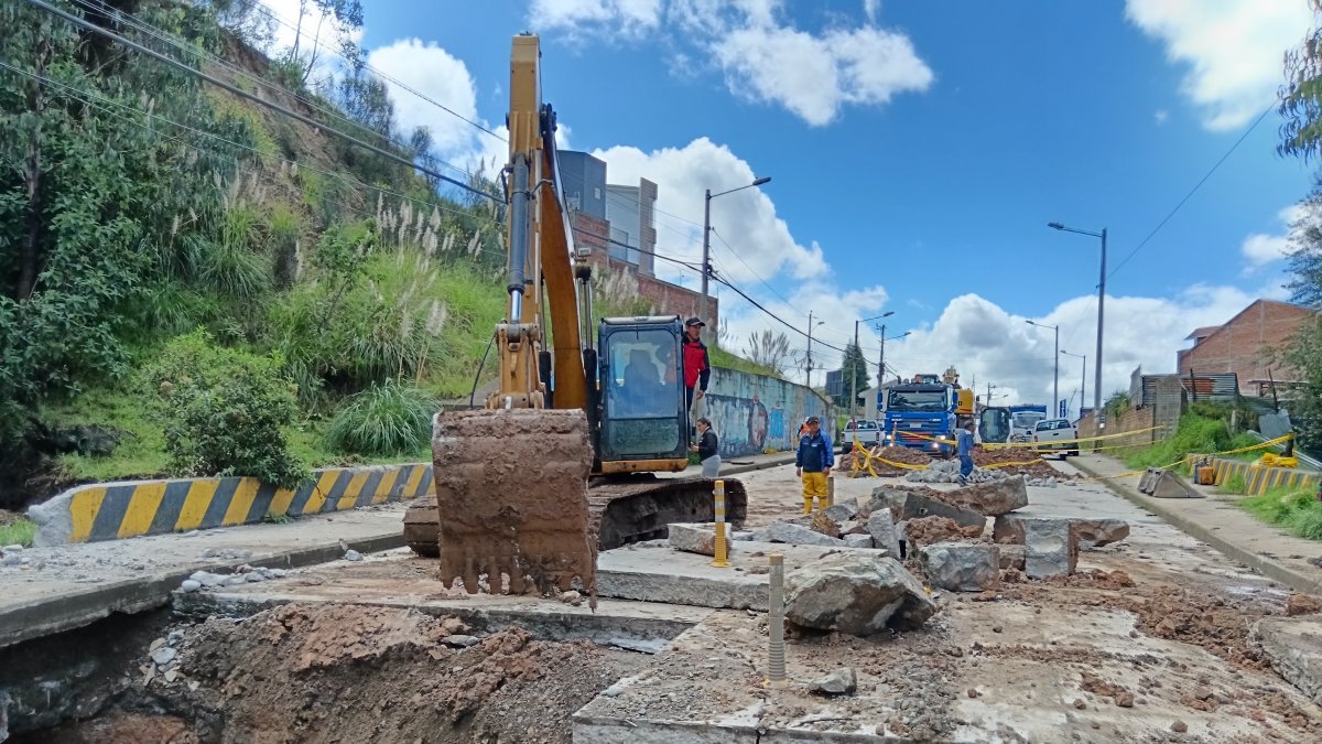 En la Avenida del Tejar, el desbordamiento de la quebrada Balzay provocó el colapsó del pavimento.