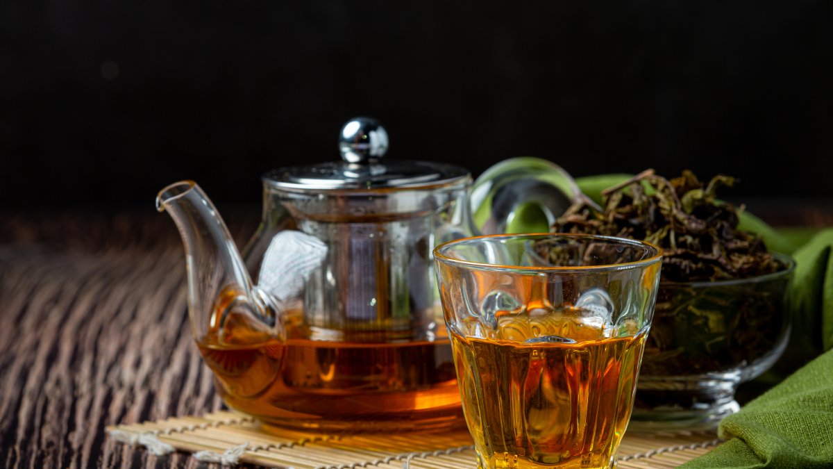 Relaja tu cuerpo y mente con una taza de té. Conoce los beneficios psicológicos comprobados de esta bebida ancestral