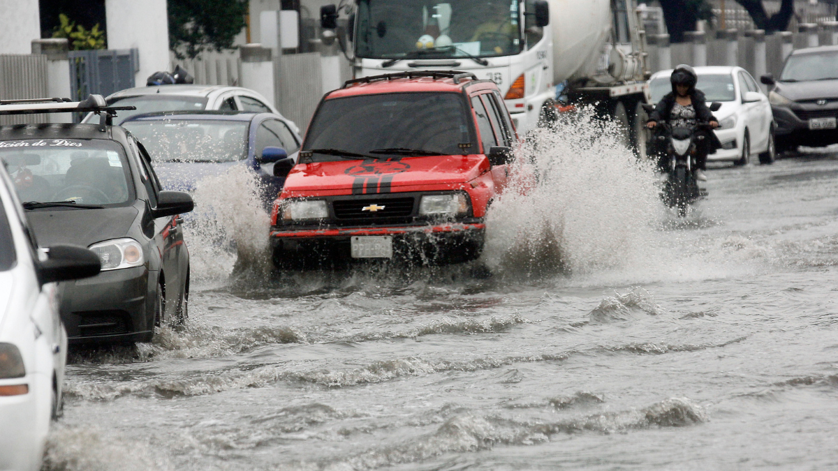 Algunas zonas de Guayaquil sufren de inundaciones