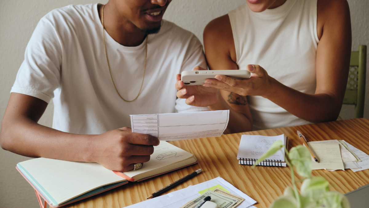 Ciudadanos consultan si reciben el Bono de Desarrollo Humano en puntos autorizados del MIES.