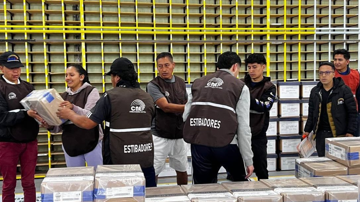 Distribución de papeletas electorales.