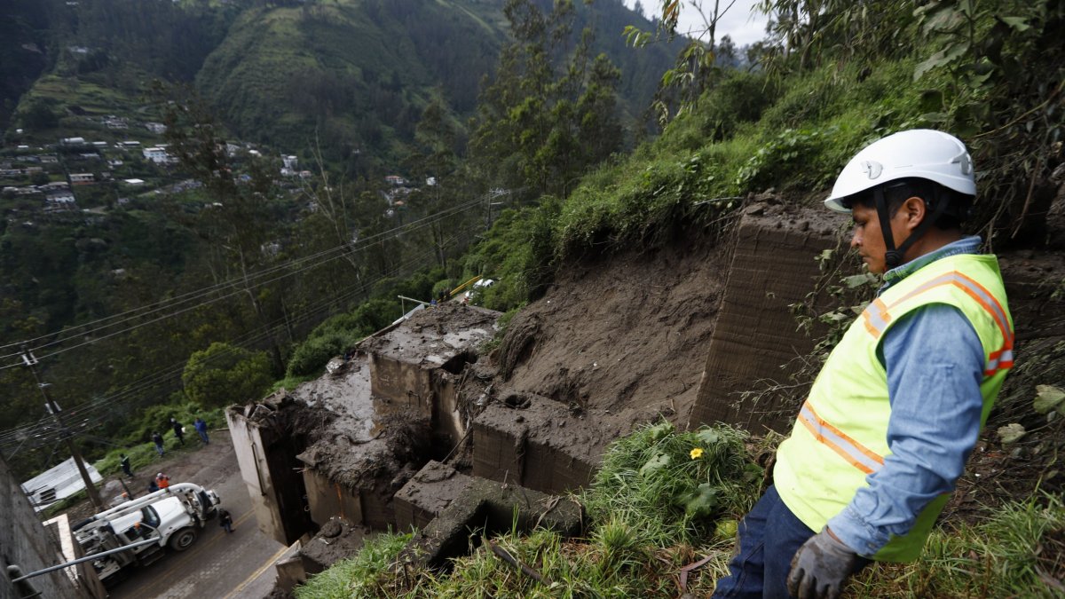 Daños. La vivienda de tres pisos que colinda con la quebrada resultó afectada. Las familias fueron evacuadas, mientras que los muebles quedaron bajo el lodo.