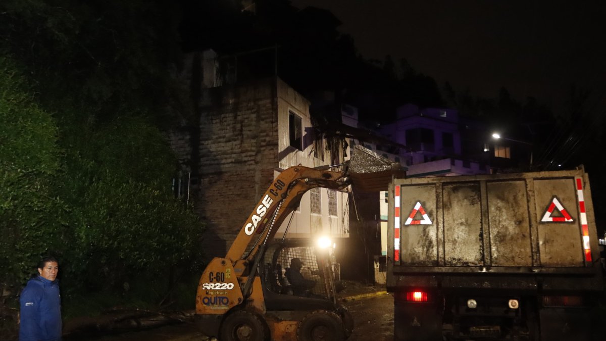 Desde la tarde del 6 de abril de 2025, maquinaria pesada del Municipio retiró los escombros de la av. De Los Conquistadores.