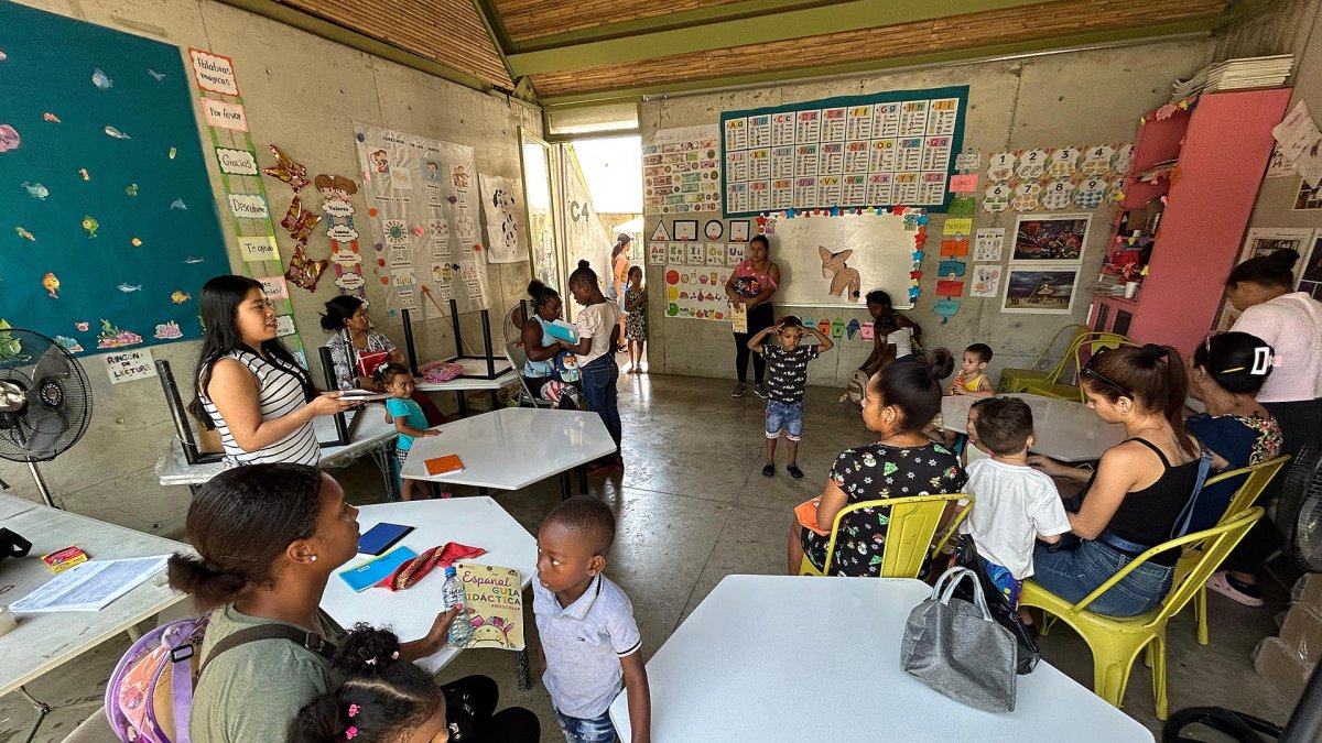 Migrantes adolescentes asisten a clases este lunes 7 de abril de 2025, en la ciudad de Tapachula en Chiapas (México).