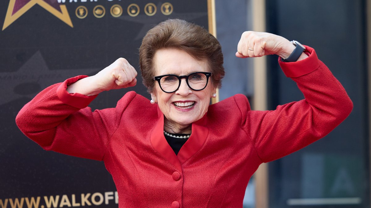 Billie Jean King celebra tras serle entregada una estrella inédita en el deporte.