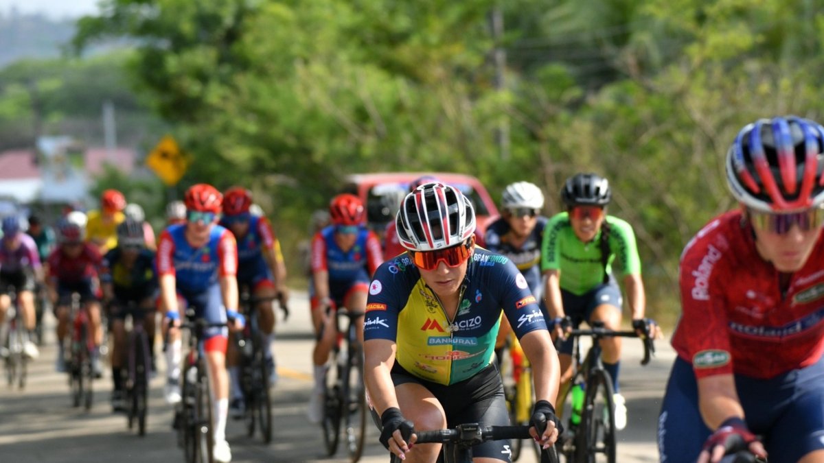 La ecuatoriana Miryam Núñez, con su nuevo equipo, el Team Macizo Banrural de Guatemala (c), tuvo un rendimiento sostenido a lo largo de las 5 etapas.