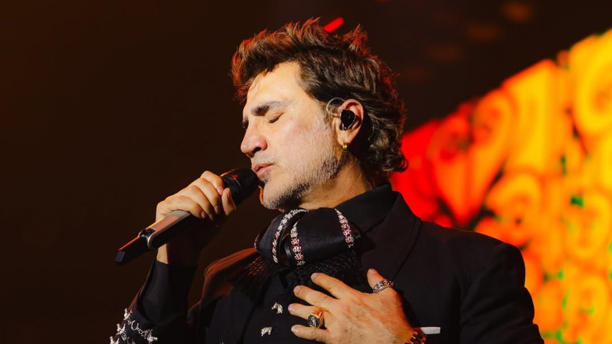 Alejandro Fernández tiene 53 años.