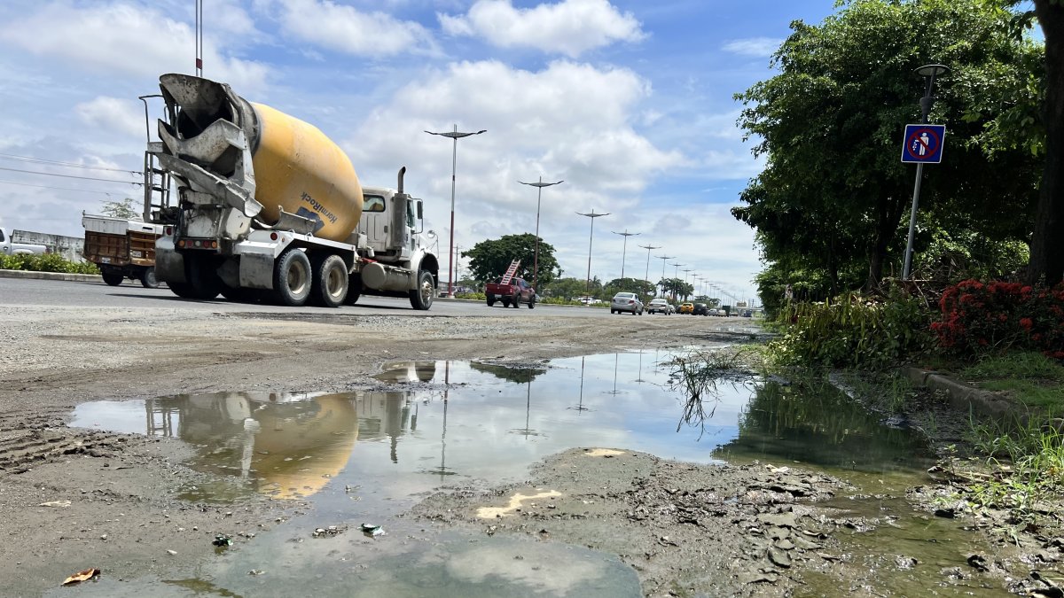 Vía. El carril derecho de la avenida Samborondón, a la altura de la Plaza Batán, está lleno de lodo y de agua empozada. El pavimento de los carriles habilitados presenta baches.