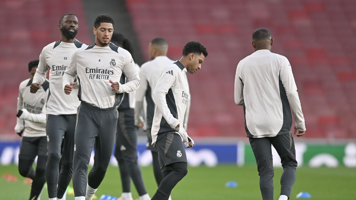 Jugadores del Real Madrid asisten a un entrenamiento en el estadio del Arsenal, en Londres, el 7 de abril de 2025.