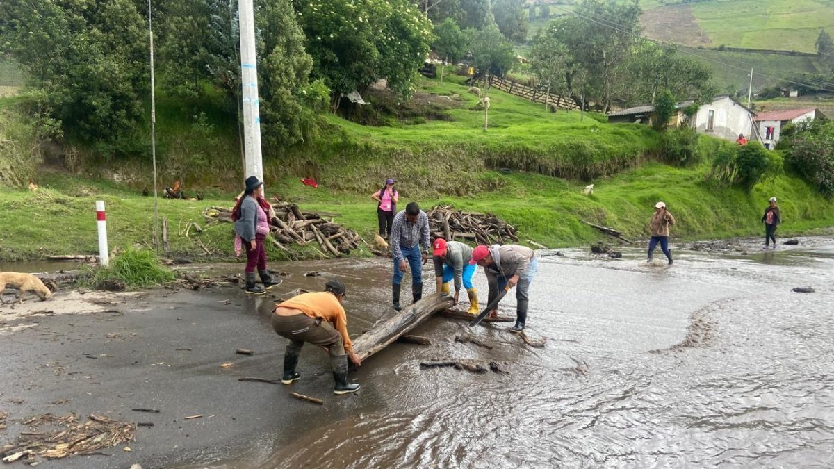 Moradores de Chinalo Bajo, trabajan en la limpieza de la vía después del aluvión.