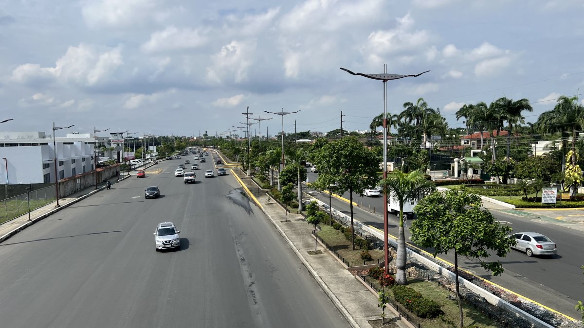 Señalética. En la avenida Samborondón carece de señales longitudinale.