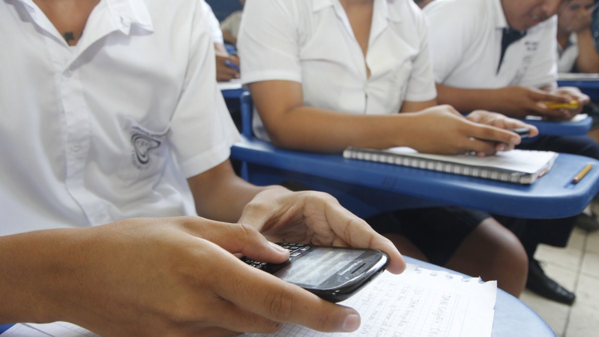 Tecnología. El Ministerio de Educación prevé restringir el uso de celulares en los colegios; solo se permitiría para los estudiantes del bachillerato.