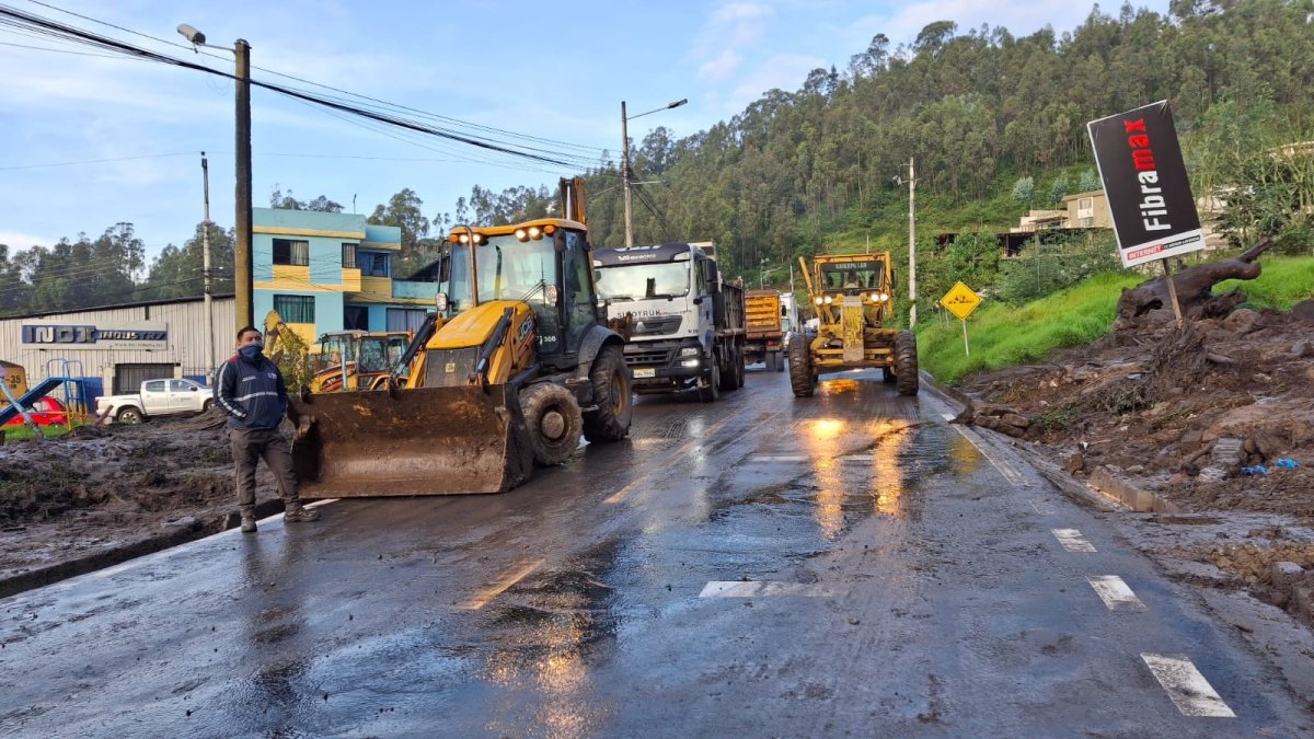 Maquinaria municipal acudió al sector para realizar las labores de limpieza.
