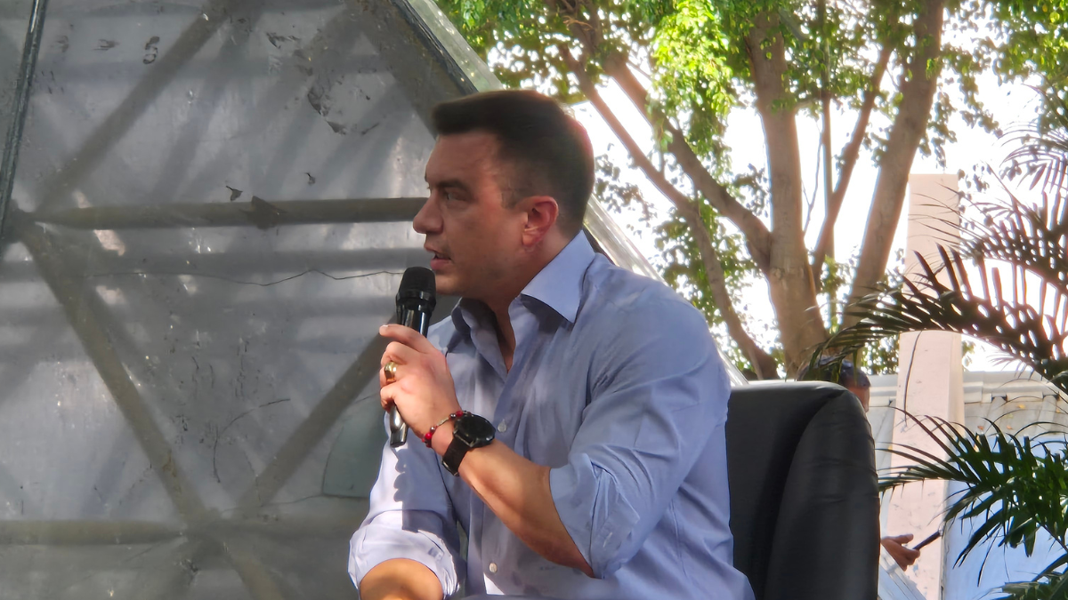 Daniel Noboa durante su conversatorio en la Universidad Casa Grande, donde presentó sus propuestas de reelección en educación, empleo y seguridad para Ecuador.