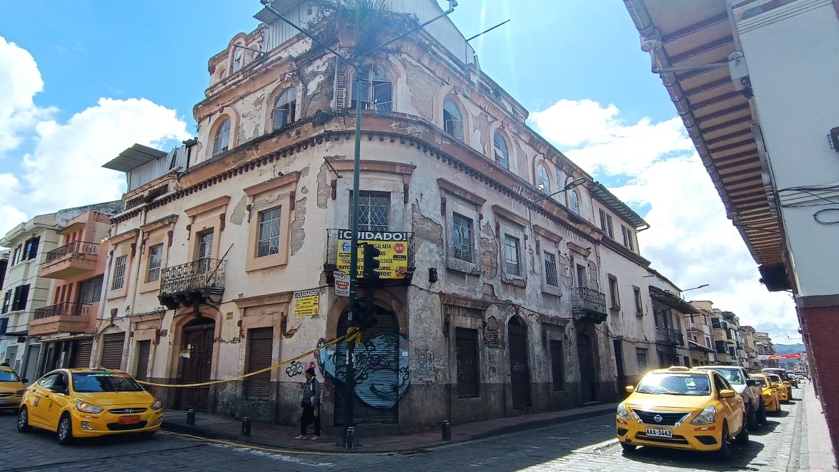 Riesgo. Una propiedad del Ministerio de Salud Pública registra deterioro visible de su fachadas y fue clausurada por representar un riesgo.