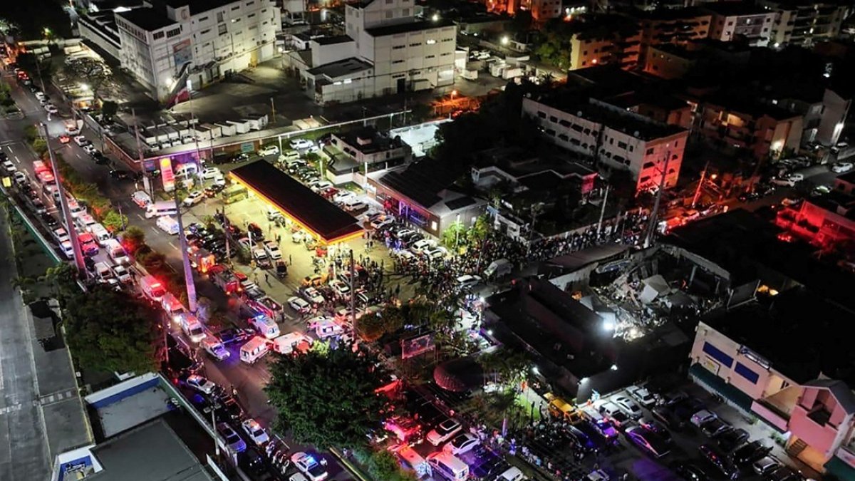 Ambulancias y policías se reúnen alrededor de la discoteca colapsada en Santo Domingo, República Dominicana.