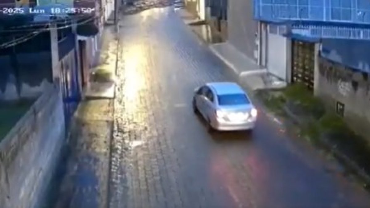 El vehículo fue sorprendido por un torrente de agua, lodo y piedras.