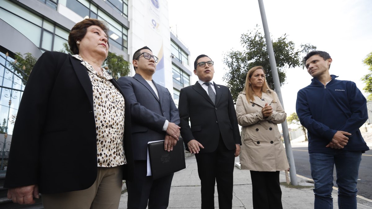 Concejales llegaron la mañana de este 8 de abril de 2025 a la Contraloría.