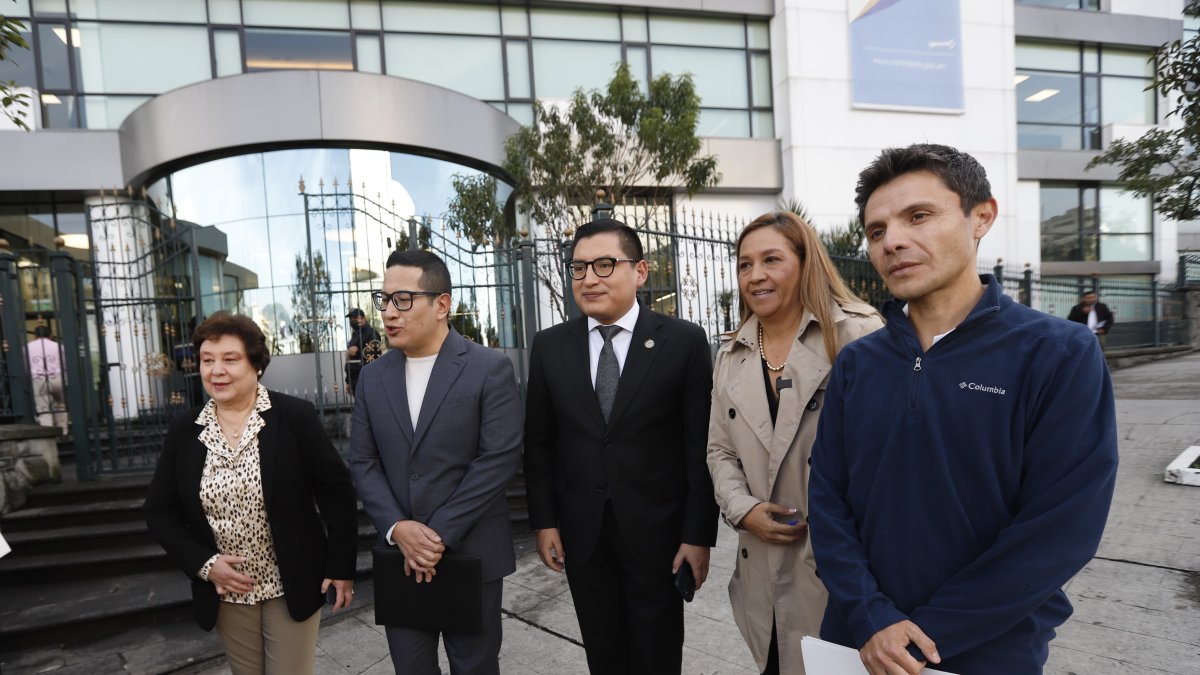 En la imagen, cinco de los seis concejales que firmaron el documento.