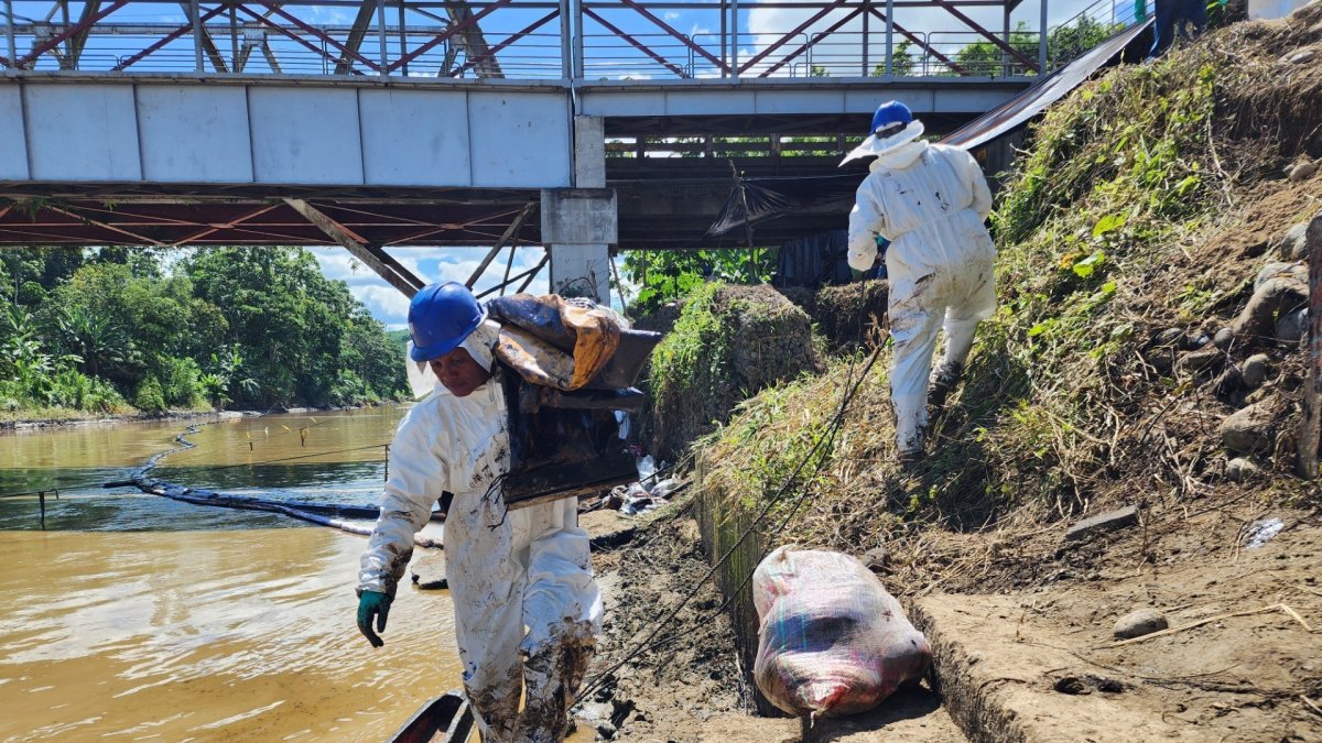 Los trabajos que se hacen para limpiar la área afectada por el derrame de petróleo en Esmeraldas.