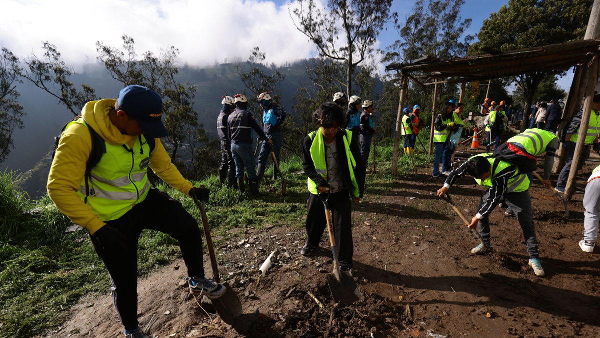 Los jóvenes limpiaron los escombros en Guápulo, tras el deslizamiento.