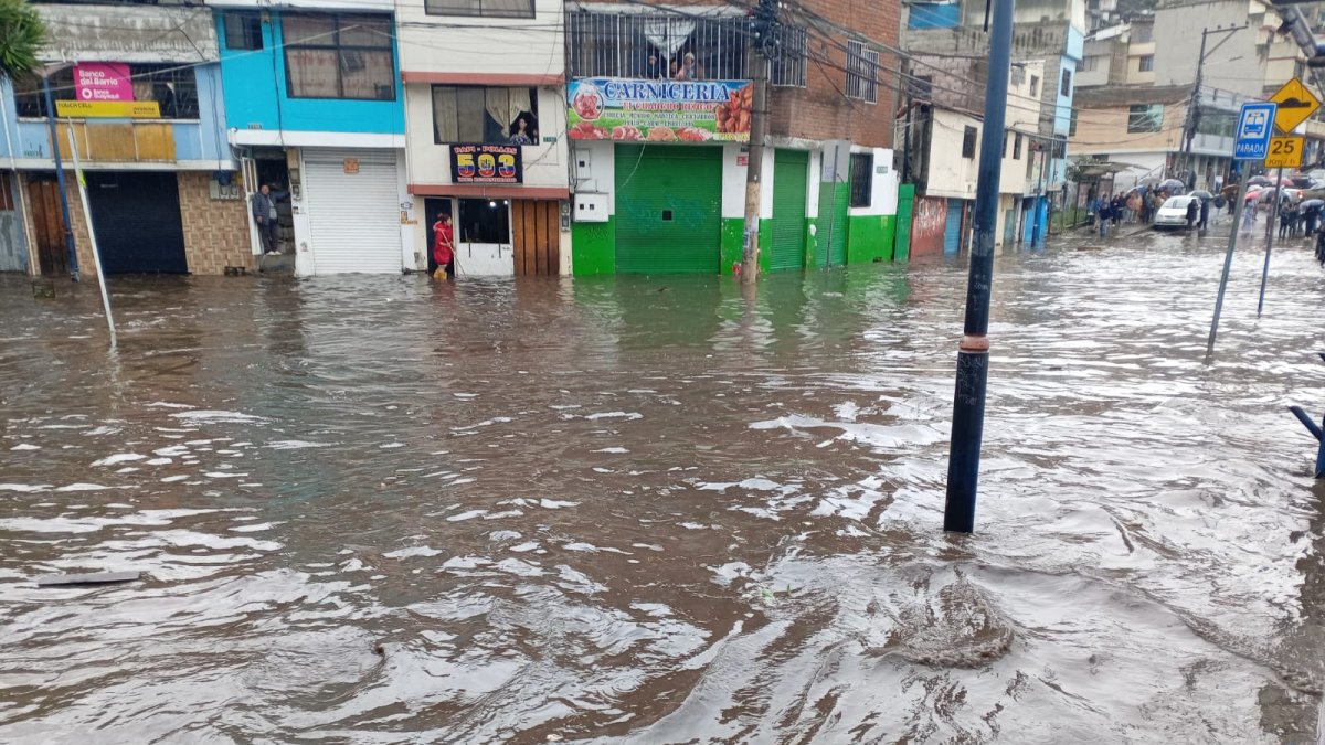 Una de las emergencias por la fuerte lluvia se atendió en Turubamba, en el sur.