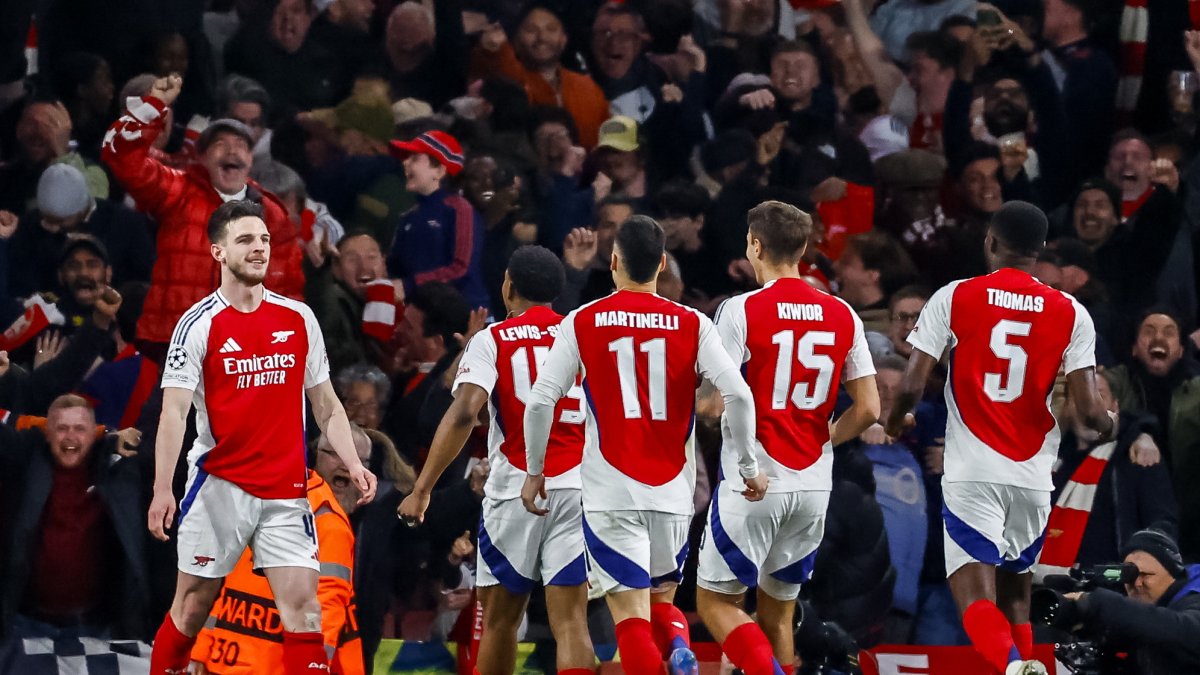 Declan Rice (izq.) celebra con sus compañeros tras marcar el 1-0 durante el partido de ida de los cuartos de final de Champions League entre el Arsenal y Real Madrid.