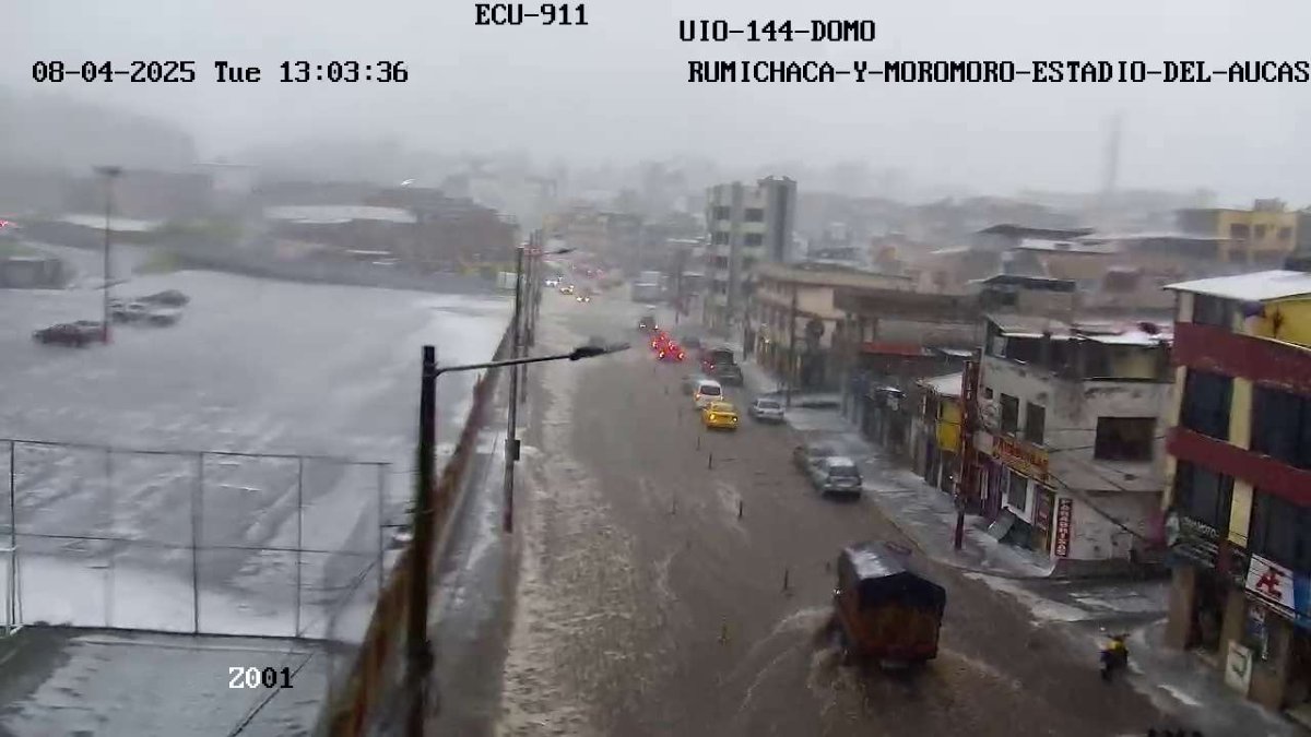 En el sector del estadio del Aucas el sistema de alcantarillado colapsó.
