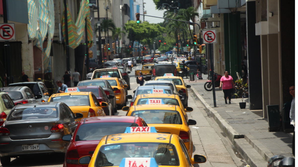 Los cierre viales provocan que el tránsito se intensifique en algunas zonas del centro de Guayaqui