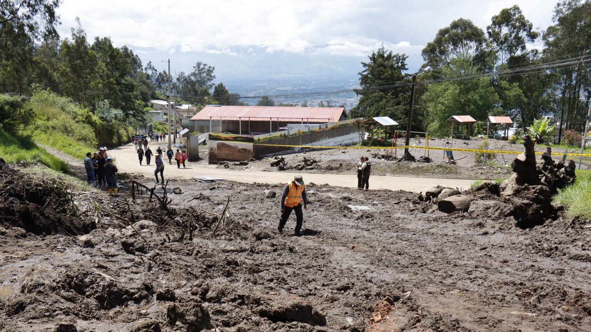 Una jornada de lluvias continuas en Conocoto ocasionó que la quebrada Los Arupos se desbordara.