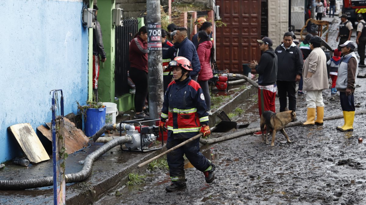 Un río y una quebrada se desbordaron en el sur de Quito, Turubamba y Guajaló se inundaron