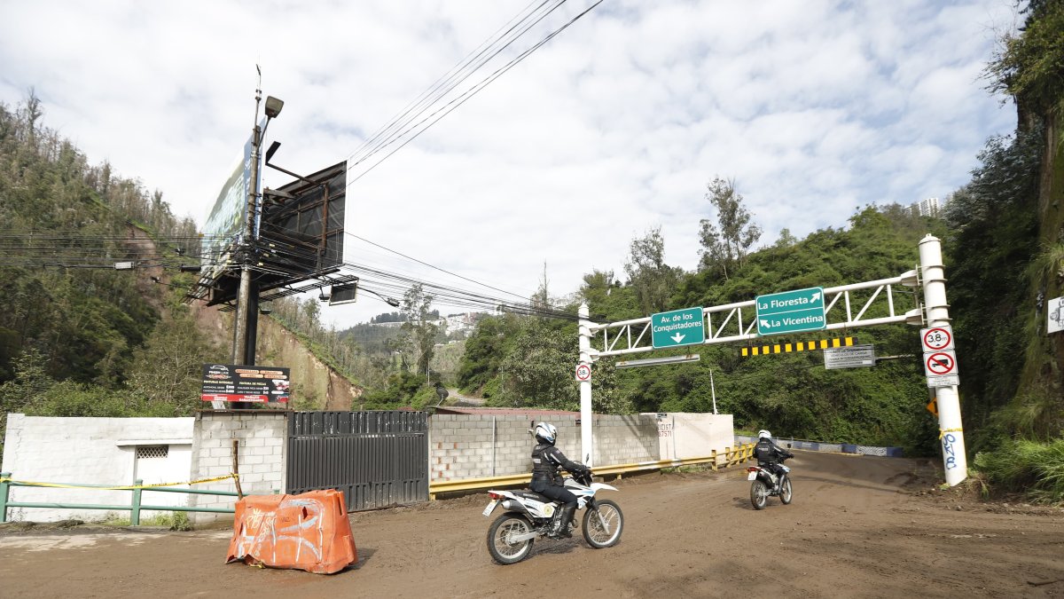 Desde la tarde del 6 de abril de 2025 la av. De Los Conquistadores permanece cerrada.