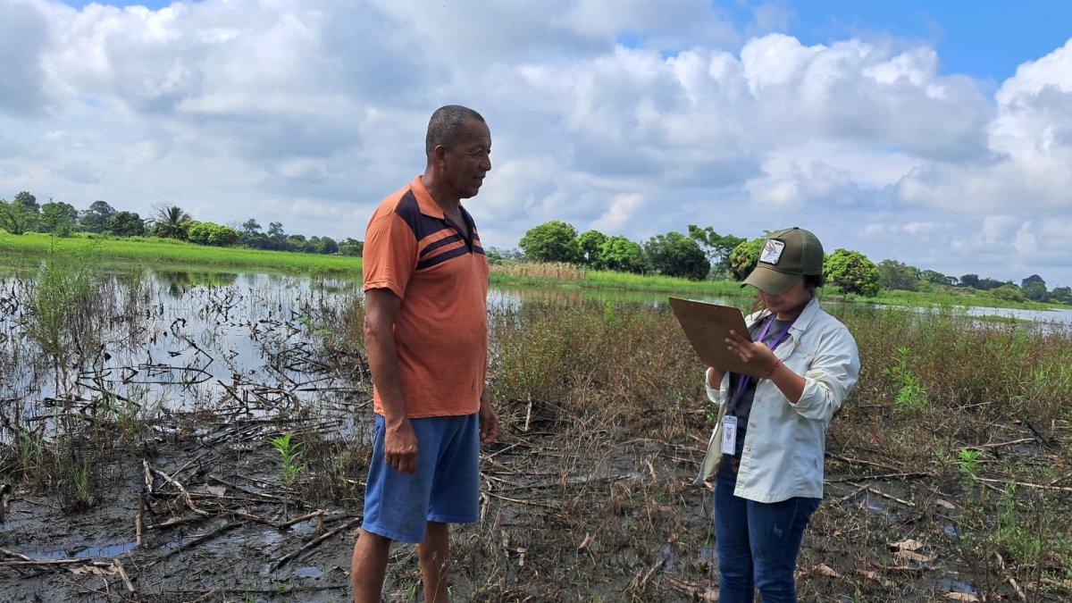 Personal del ministerio de Agricultura confirma la afectación de un agricultor, por el clima, para que pueda recibir el bono.