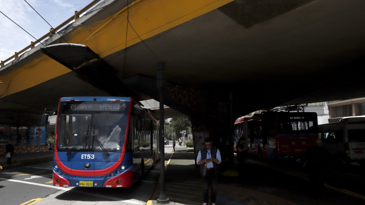 Operación. En el puente del Guambra, las unidades han pasado más de 1.500 veces en cada uno de los sentidos norte-sur y sur-norte, sin inconvenientes. Había denuncias de fallas en esta zona.