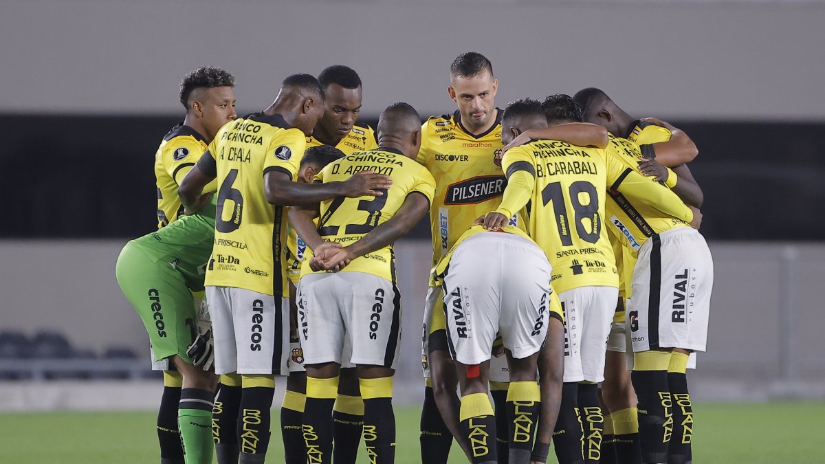 Jugadores de Barcelona se abrazan en un partido de la fase de grupos de la Copa Libertadores ante River Plate en el estadio Más Monumental, en Buenos Aires (Argentina)