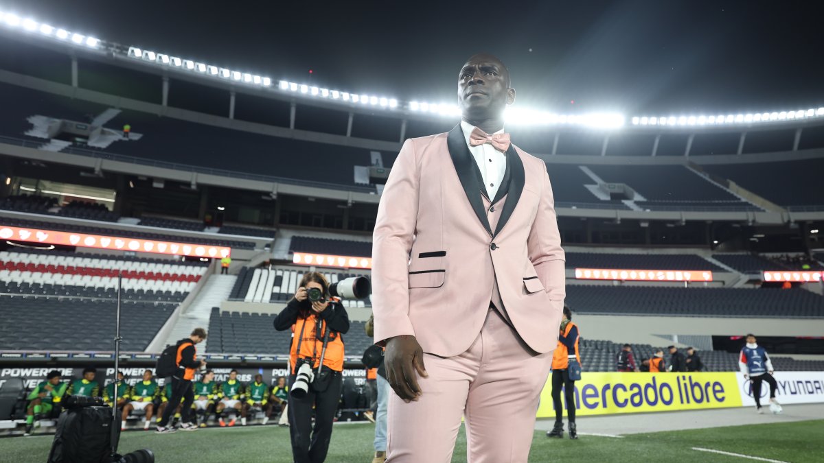 El entrenador de Barcelona Segundo Alejandro Castillo vestido de rosa en el Más Monumental.