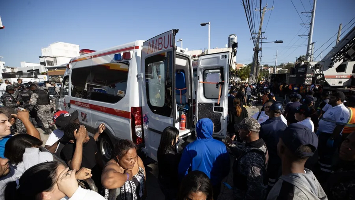 Ciudadanos y familiares se reúnen en torno a una ambulancia a la espera de heridos por el colapso del techo de la discoteca Jet Set en Santo Domingo, República Dominicana.
