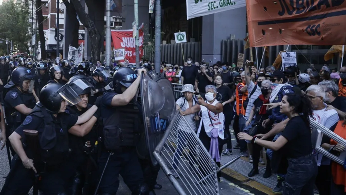 Policías se han enfrentado con jubilados argentinos durante marchas anteriores.